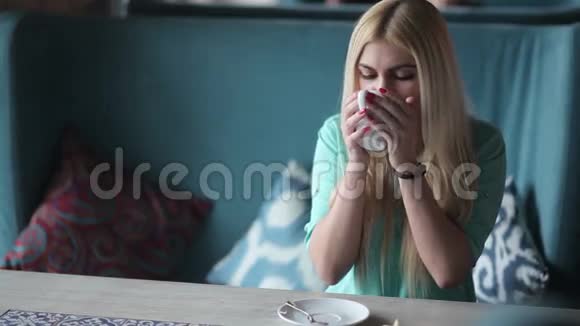 在餐馆喝饮料的女孩视频的预览图