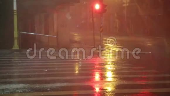 市街大雨慢动作视频的预览图