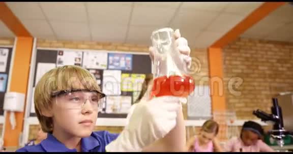 在实验室做化学实验的学生视频的预览图