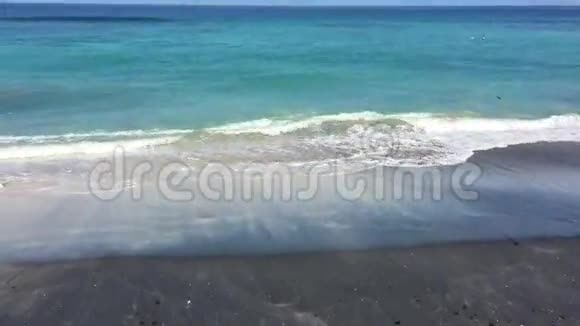 美丽的海滩在巴厘岛印度尼西亚视频的预览图