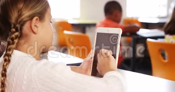 在教室里使用数字平板电脑的女学生视频的预览图