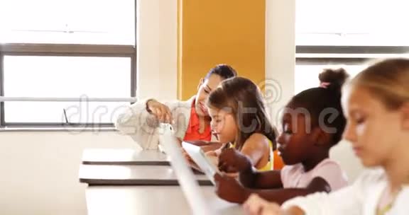 女生在教室里用笔记本电脑视频的预览图