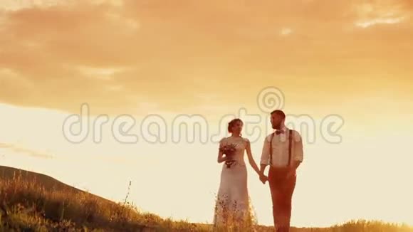 年轻美丽幸福的白人夫妇新娘视频的预览图