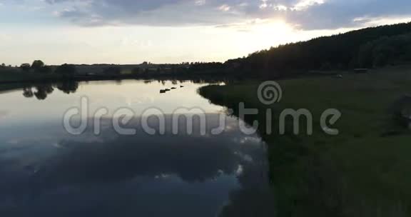 空中无人机湖日落自然视频的预览图