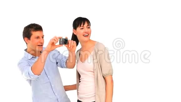 可爱的情侣带着相机视频的预览图