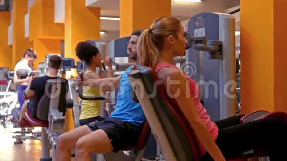 适合在健身房锻炼的人视频的预览图