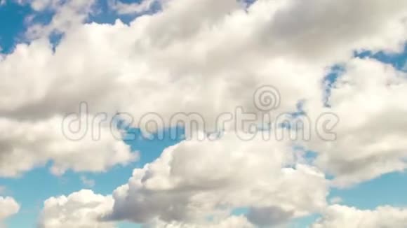 白天的天空飘着蓬松的云彩视频的预览图