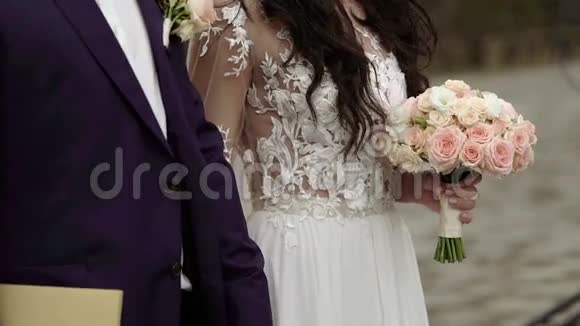 新娘和新郎参加婚礼视频的预览图