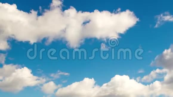白天的天空飘着蓬松的云视频的预览图