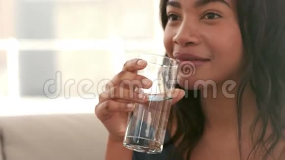 女人喝着一杯水视频的预览图