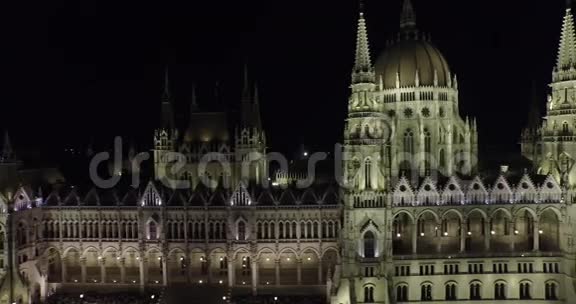 高质量的高质量的哥特式风格匈牙利议会大厦空中镜头视频的预览图