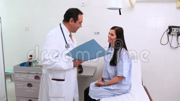 医生和一个病人在说话视频的预览图