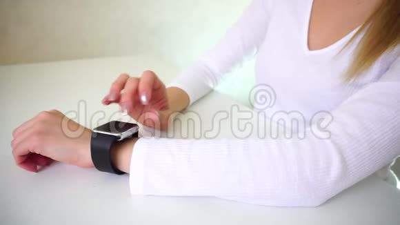 现代女性使用智能手表视频的预览图