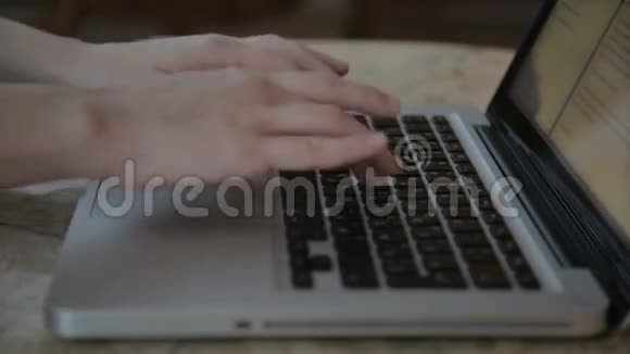 在电脑上工作的女人视频的预览图