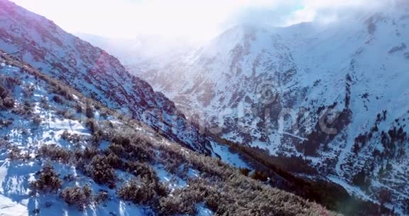 冬季飞越山区视频的预览图