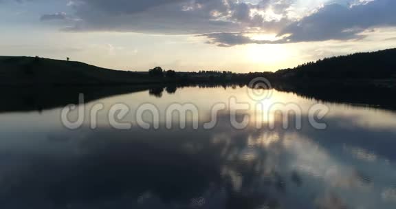 空中无人机湖日落自然视频的预览图