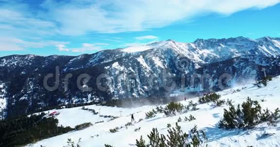 冬季飞越山区视频的预览图