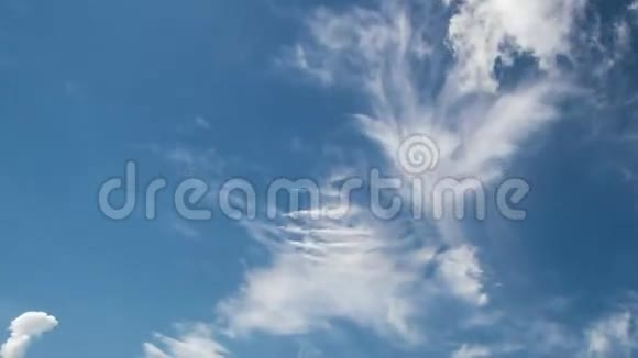 4k空中摄影白天天空有蓬松的云视频的预览图