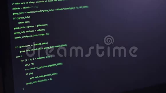 黑客计算机屏幕上的编程代码视频的预览图