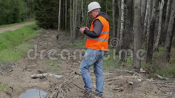 森林工程师与平板电脑视频的预览图