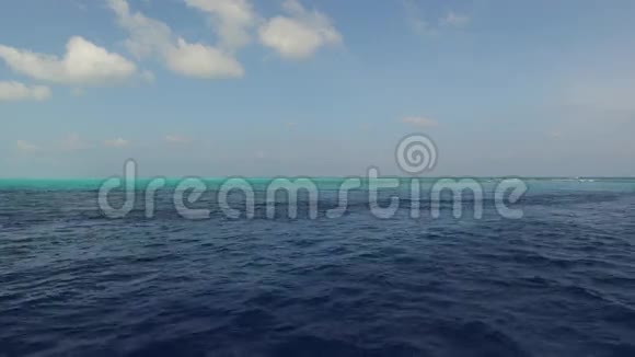 马尔代夫海滩上的海天一色视频的预览图