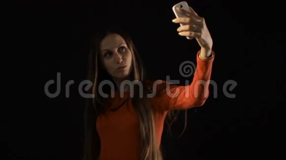 漂亮的年轻女孩使用智能手机视频的预览图
