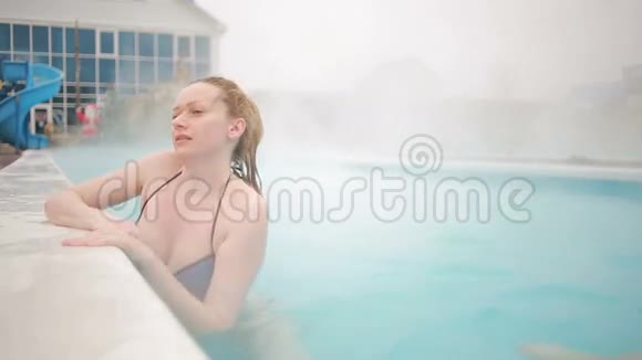 地热温泉女人在温泉池里放松视频的预览图