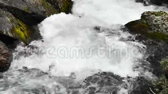 雨天挪威山区的瀑布视频的预览图