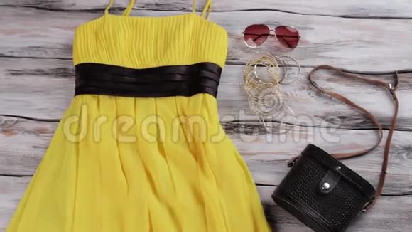 黄色连衣裙和黑色钱包视频的预览图