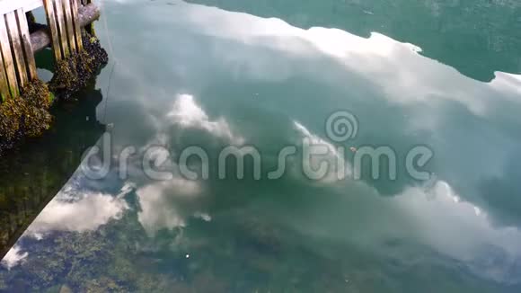 挪威理想的峡湾在清水中的反射视频的预览图