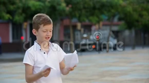 玩简单纸飞机的男孩视频的预览图