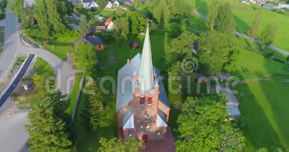 古老的天主教会大楼空中镜头视频的预览图