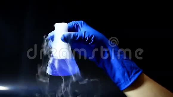 烧瓶中的化学试剂视频的预览图