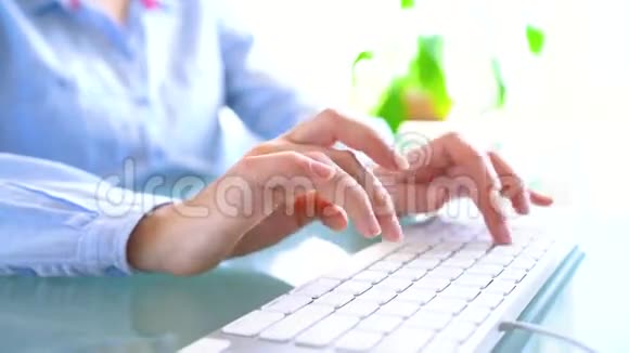 女办公室职员在键盘上打字视频的预览图