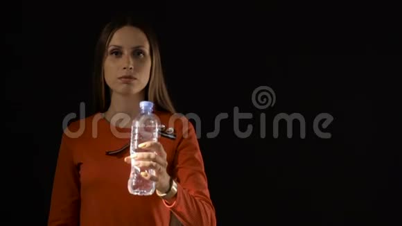 年轻漂亮的女人喝水视频的预览图