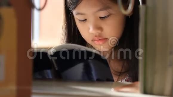 小亚洲女孩在看书视频的预览图