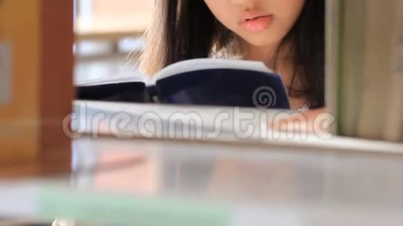 小亚洲女孩在看书视频的预览图