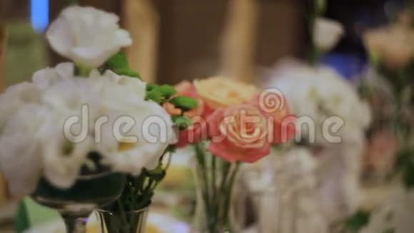 婚礼桌上鲜花装饰视频的预览图