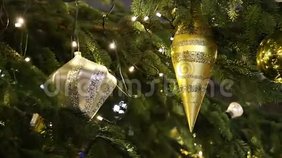 美丽的圣诞树和装饰圣诞玩具视频的预览图