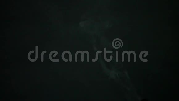黑色背景下的烟雾慢动作视频的预览图