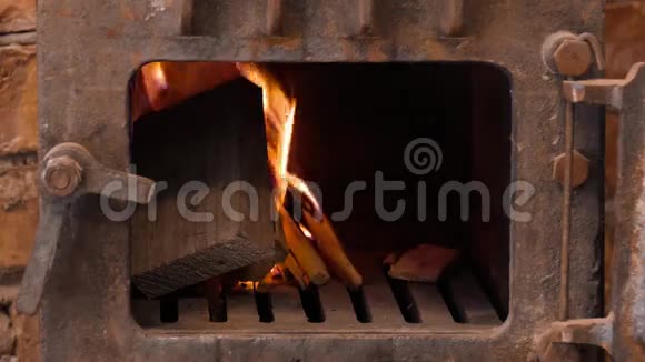 炉中烧木头特写视频的预览图