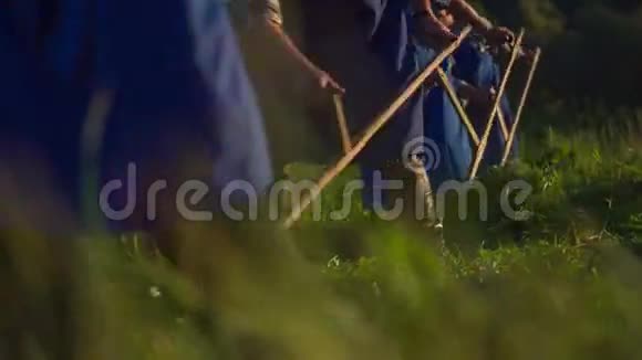 农村传统的割草方式视频的预览图
