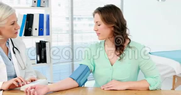 女性医生检查病人血压视频的预览图