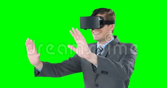 商人用虚拟现实眼镜视频的预览图
