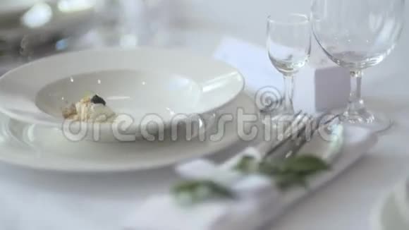 接待处优雅的烛光餐桌布置视频的预览图