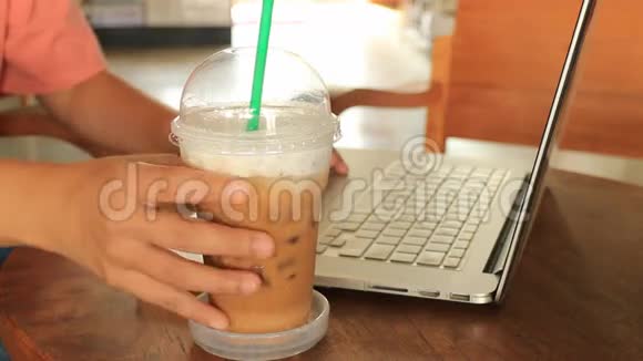 在浓缩咖啡店使用笔记本电脑的自由职业者视频的预览图