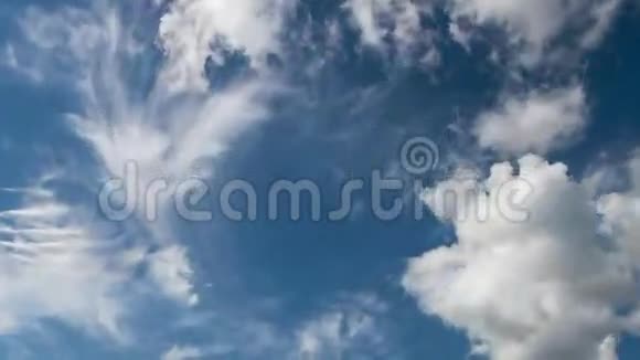4k空中摄影白天天空有蓬松的云视频的预览图