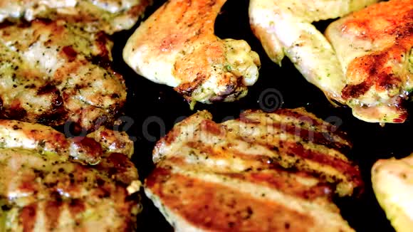 在烤架上烤鲜肉视频的预览图