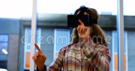 女高管虚拟现实耳机视频的预览图