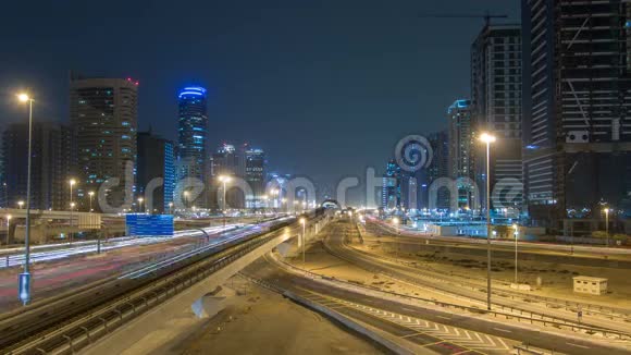 谢赫扎耶德道路交通夜间时间推移和迪拜地铁迪拜阿联酋视频的预览图
